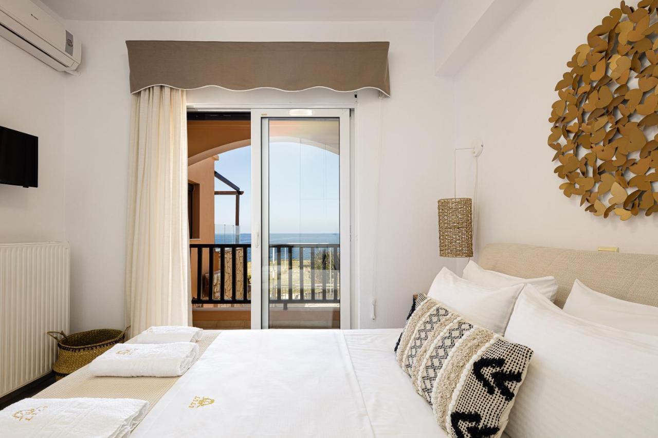 Lovely Seaside Apartments, Walking Distance To The & Amenities!