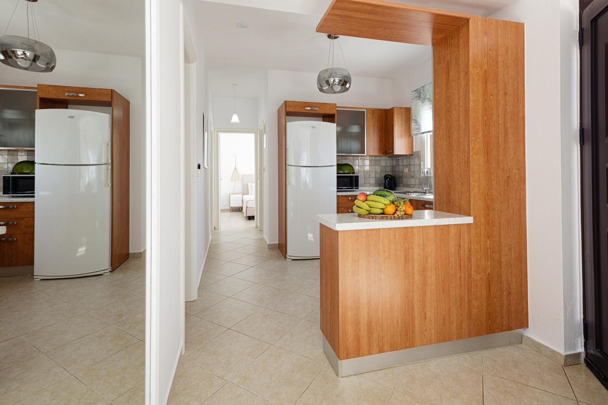 Lovely Seaside Apartments, Walking Distance To The & Amenities! *