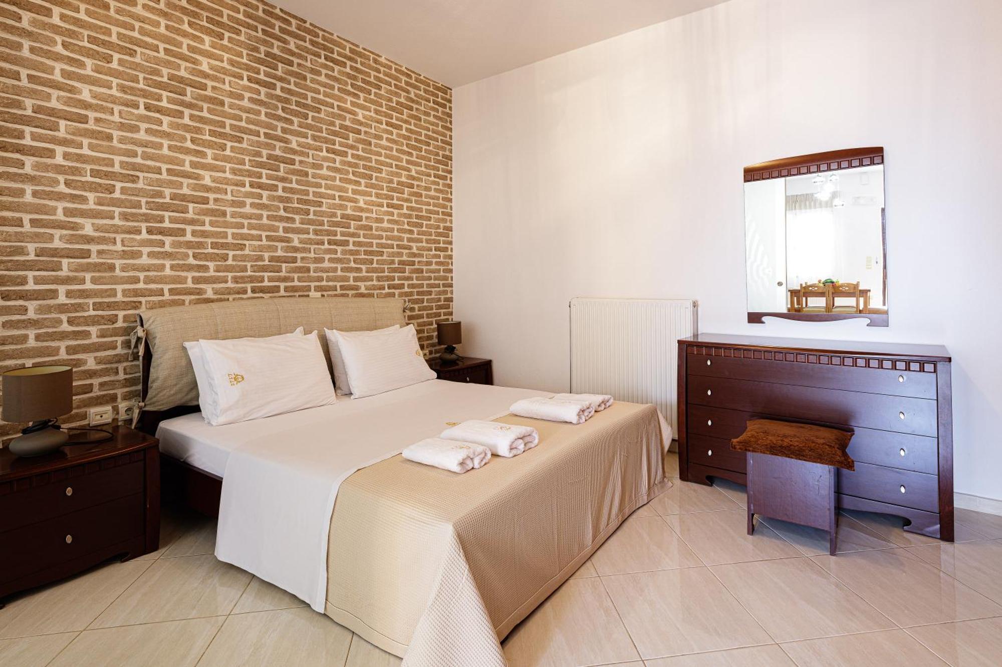 Lovely Seaside Apartments, Walking Distance To The & Amenities! Apartment