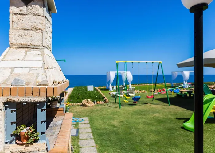 Lovely Seaside Apartments, Walking Distance To The Beach & Amenities!