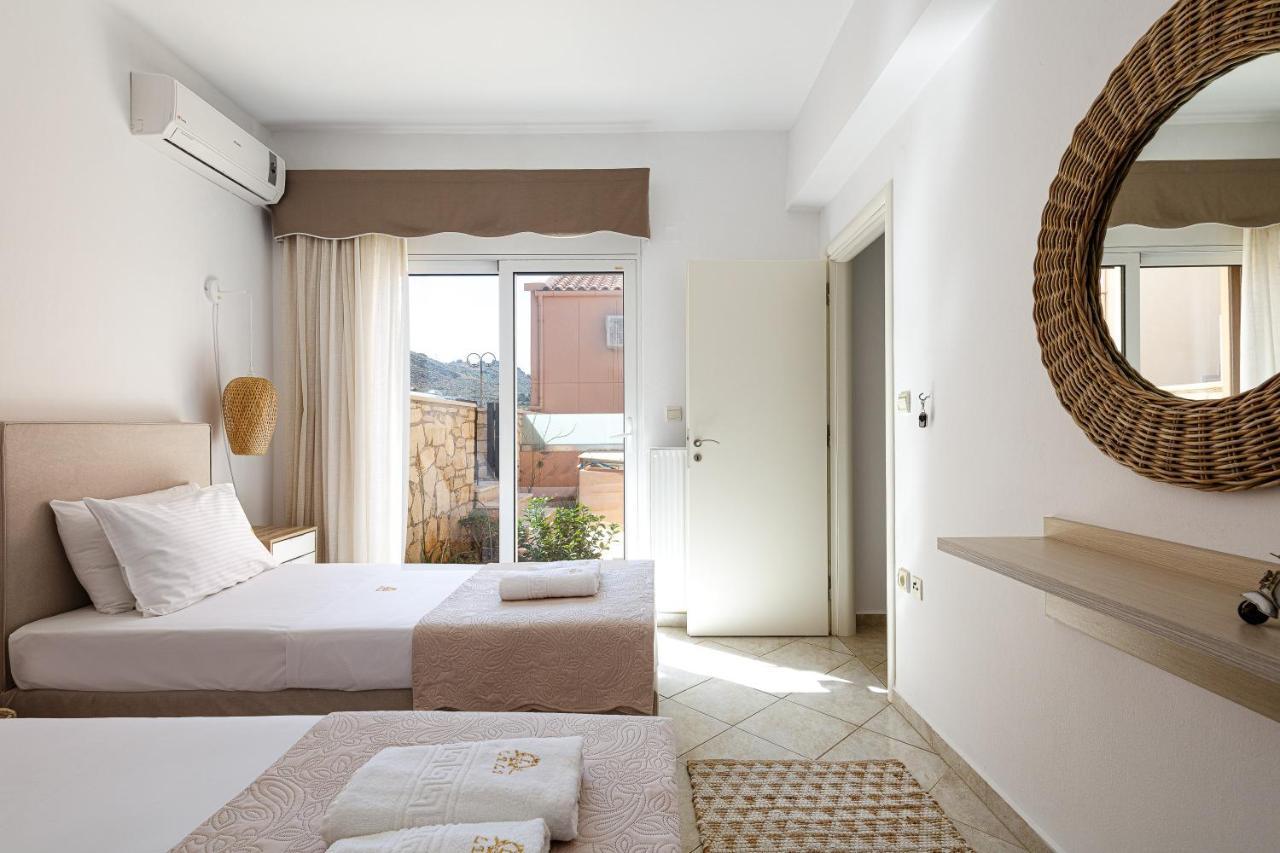 Lovely Seaside Apartments, Walking Distance To The & Amenities! Apartment