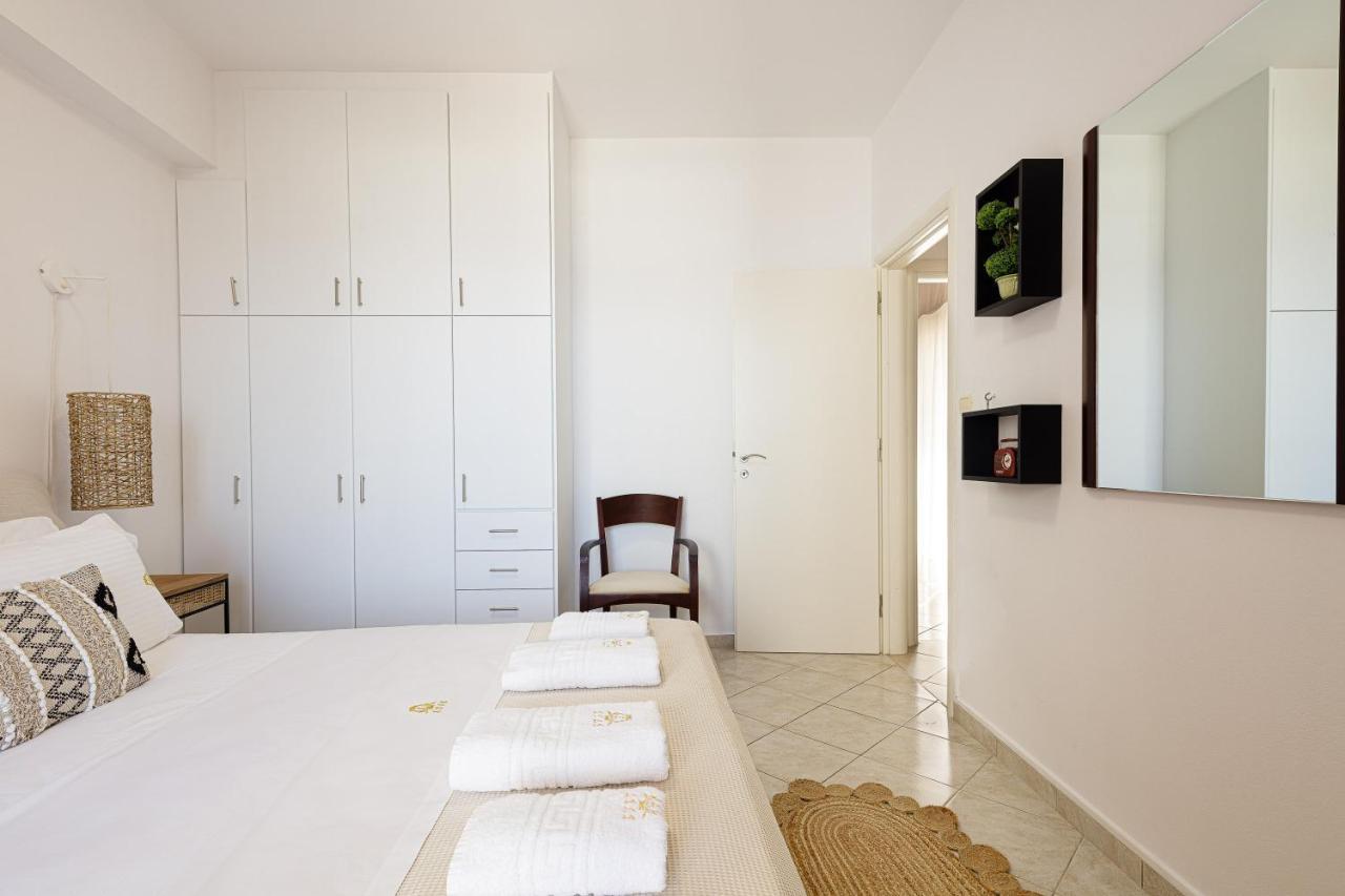 Lovely Seaside Apartments, Walking Distance To The & Amenities! Apartment