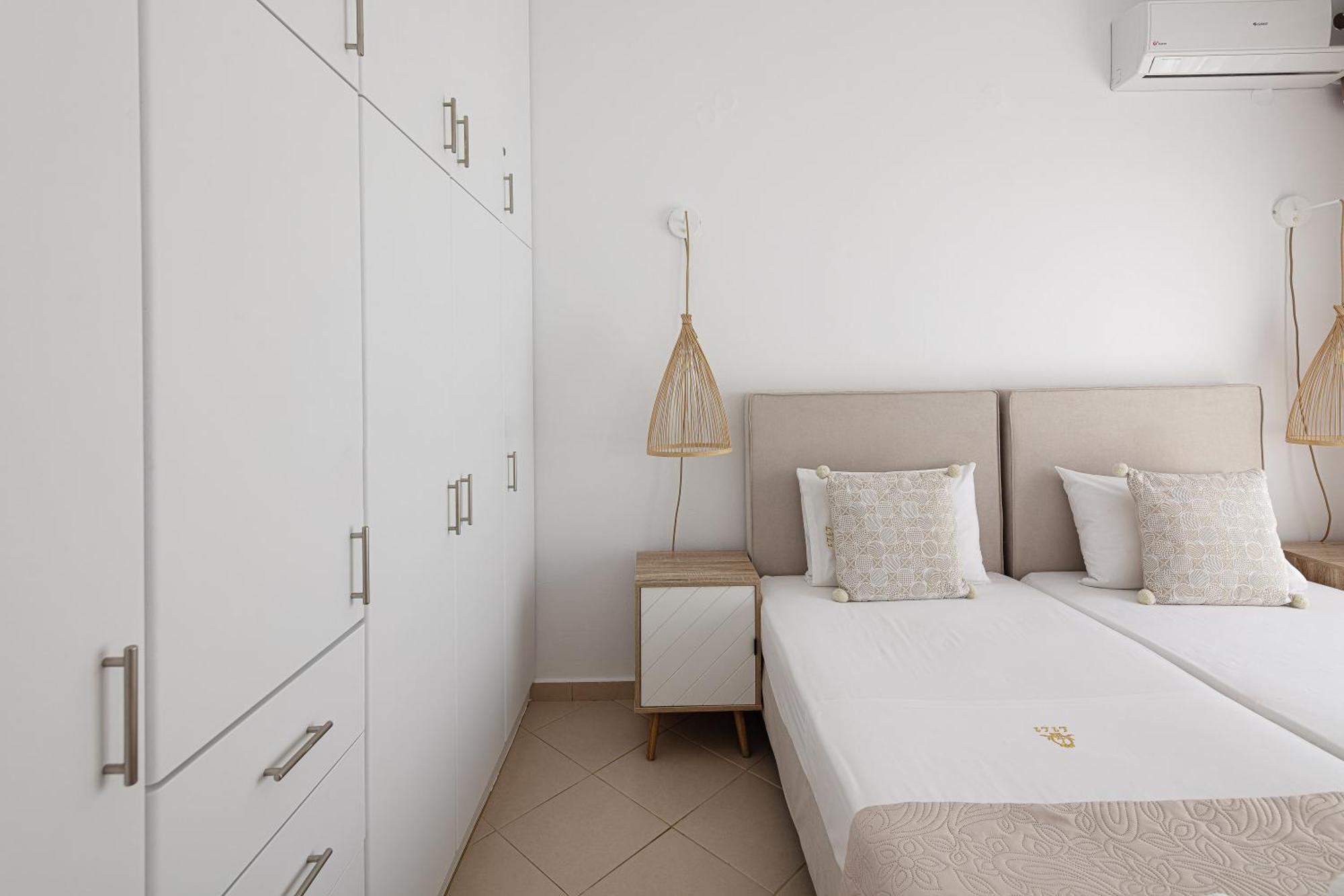 Lovely Seaside Apartments, Walking Distance To The & Amenities!