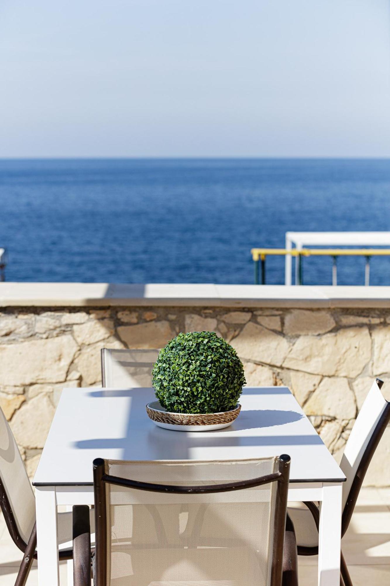 Lovely Seaside Apartments, Walking Distance To The & Amenities! Apartment