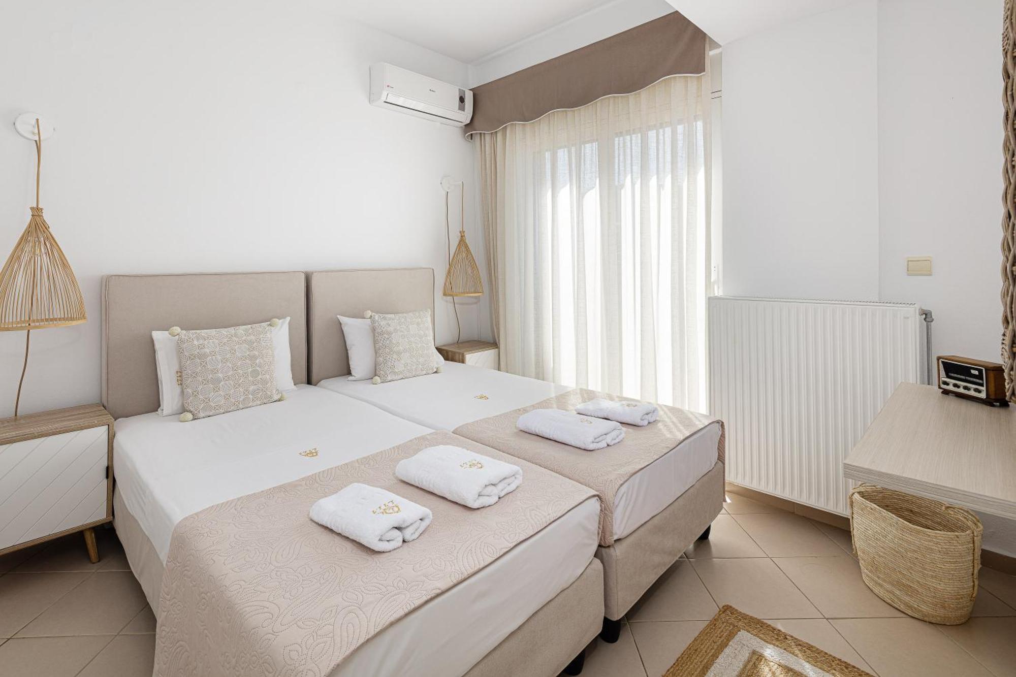 Apartment Lovely Seaside Apartments, Walking Distance To The & Amenities! *