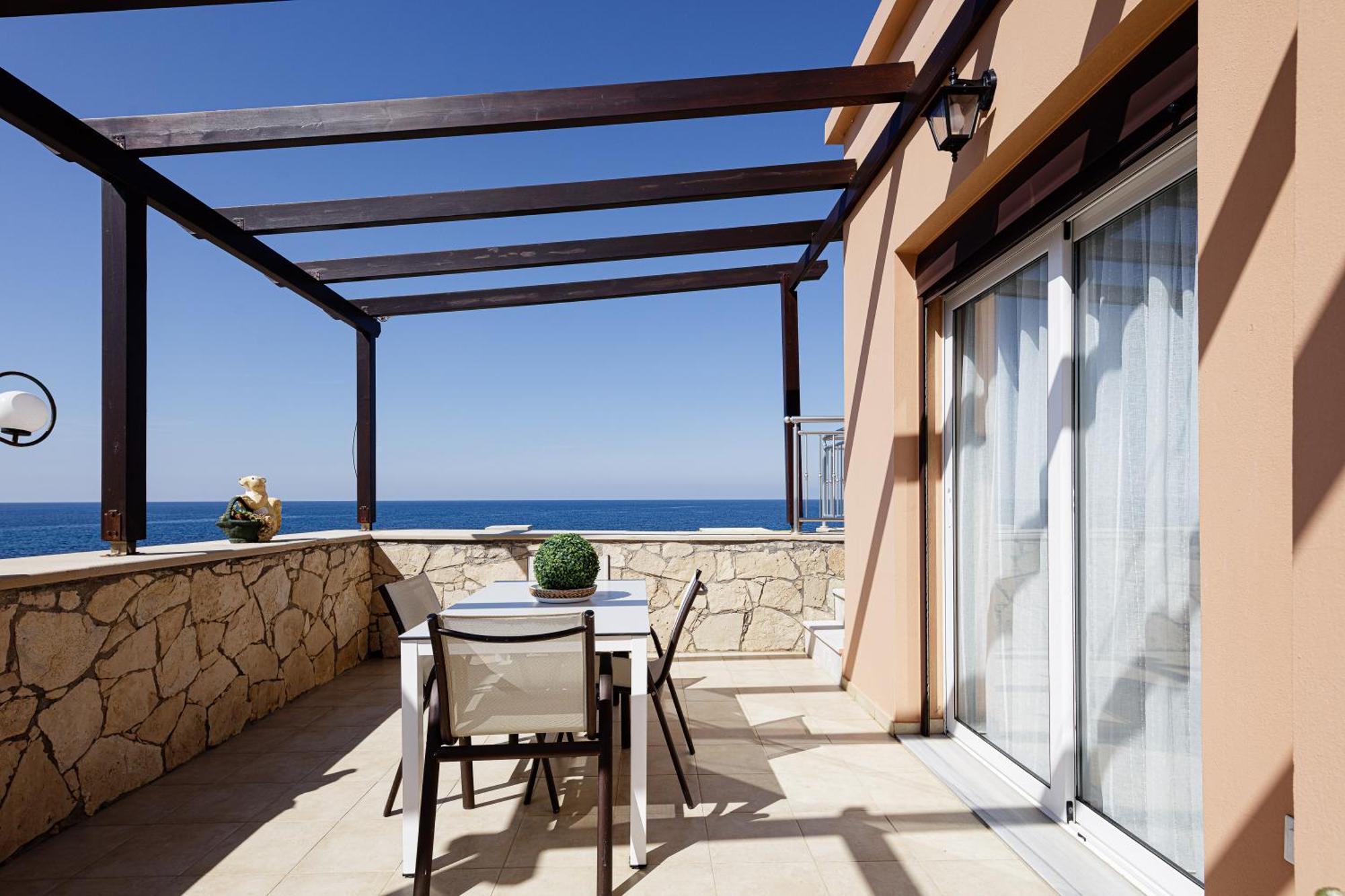 Lovely Seaside Apartments, Walking Distance To The & Amenities! *