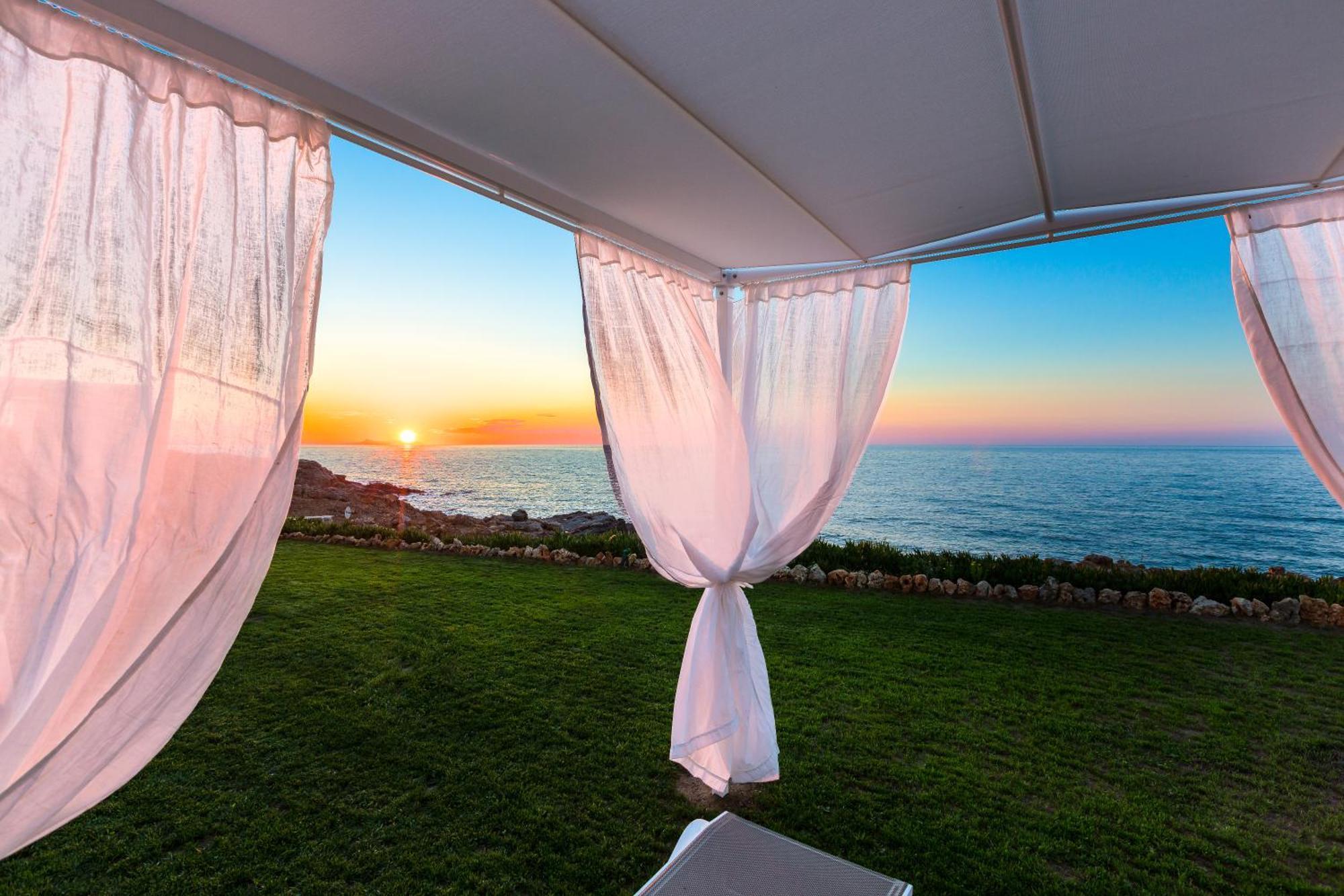 Lovely Seaside Apartments, Walking Distance To The & Amenities!