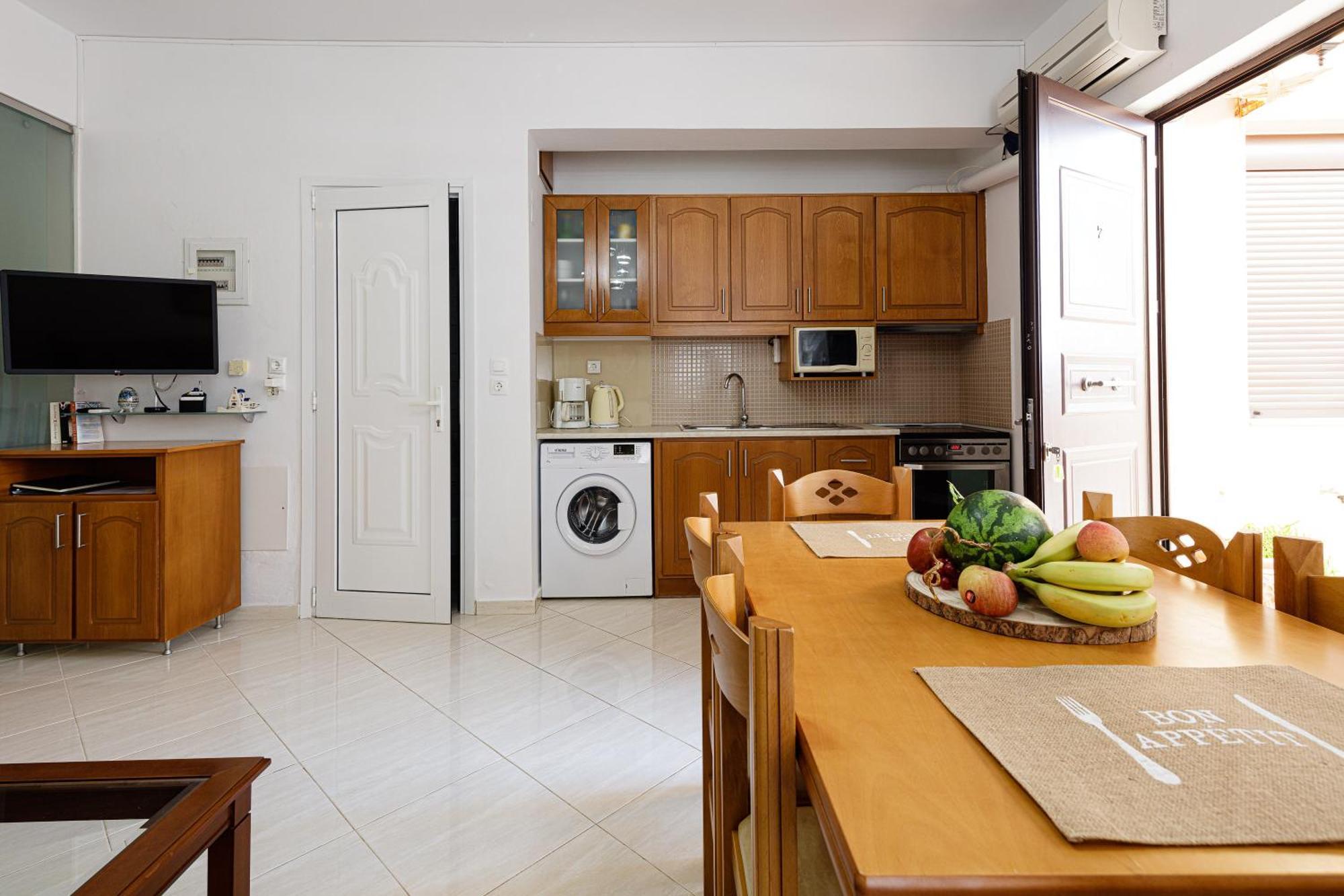 Lovely Seaside Apartments, Walking Distance To The & Amenities! Apartment *