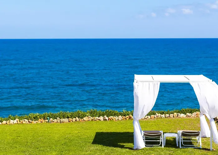Lovely Seaside Apartments, Walking Distance To The Beach & Amenities!