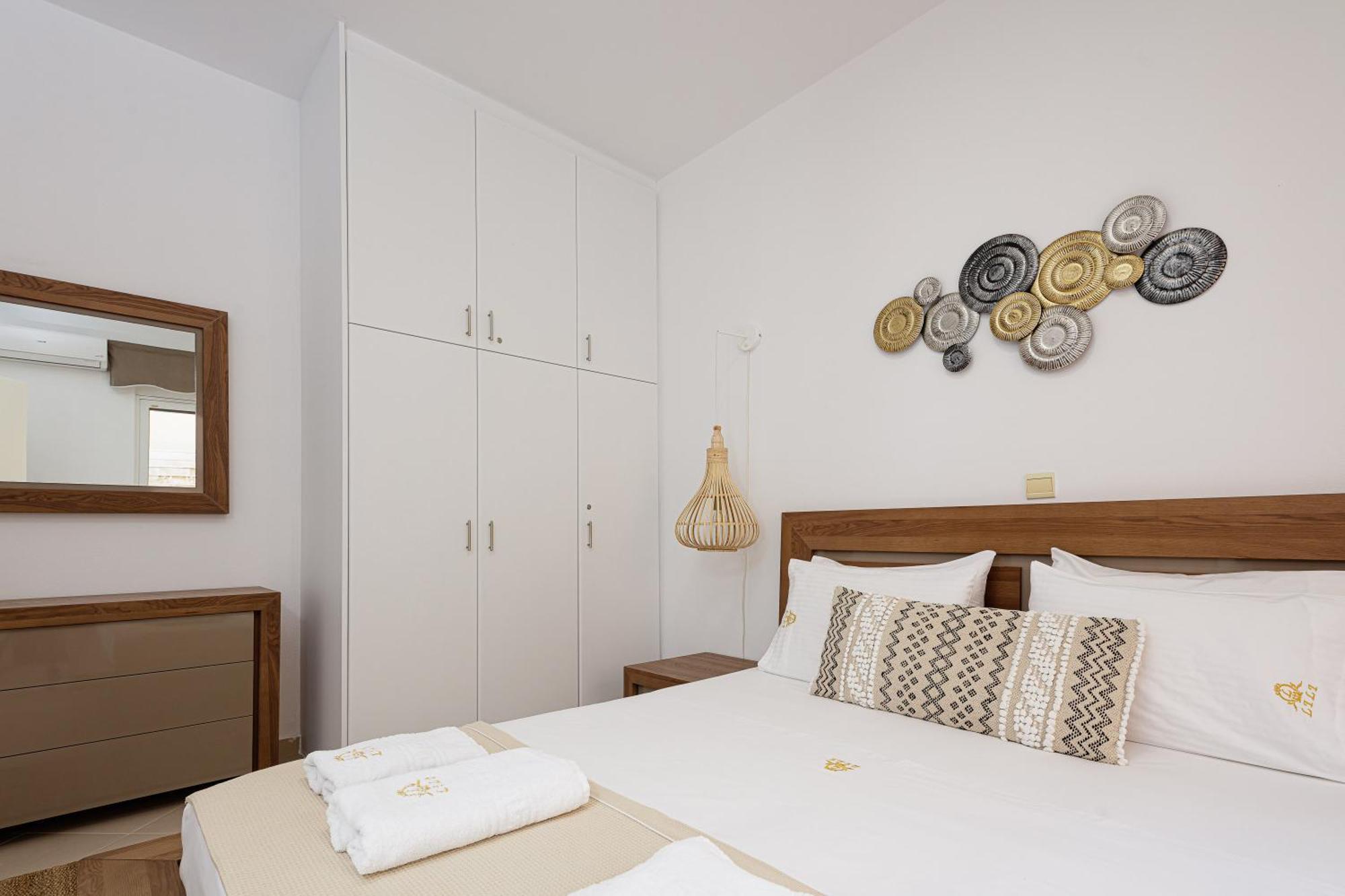 Lovely Seaside Apartments, Walking Distance To The & Amenities! *
