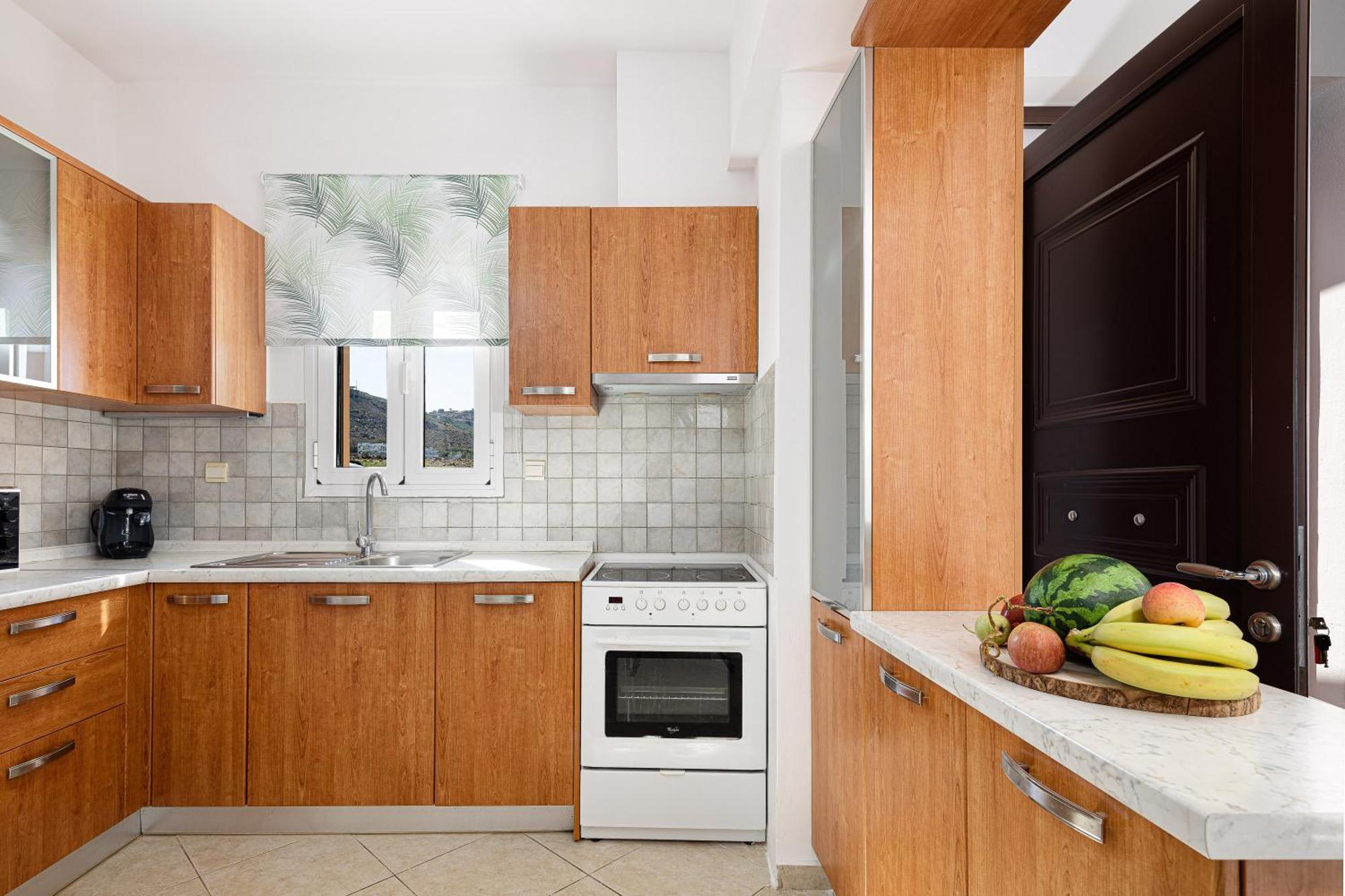 Lovely Seaside Apartments, Walking Distance To The & Amenities! *